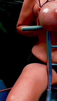 Masque mouscif, une chatte attachée se fait défailler les seins