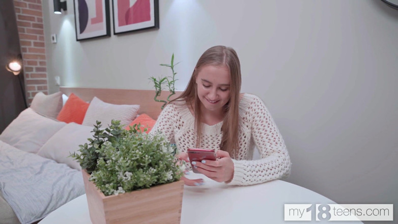 My 18 Teens: Гнучка і цицькаста красуня дрочить її мокру кицьку