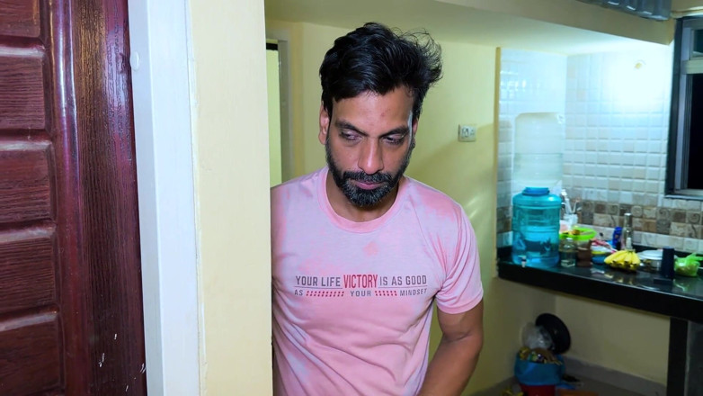 Zoyarat hore ultra: Un beau-fils regarde sa belle-mère prendre un bain