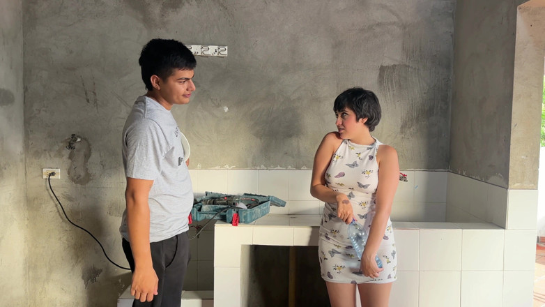 ManuelaAlvarez: 나는 몇 가지 문제를 고치기 위해 강하고 섹시한 벽돌공을 고용했지만 그는 너무 맛있어서 결국 그에게 인생의 섹스를 하게 됩니다.