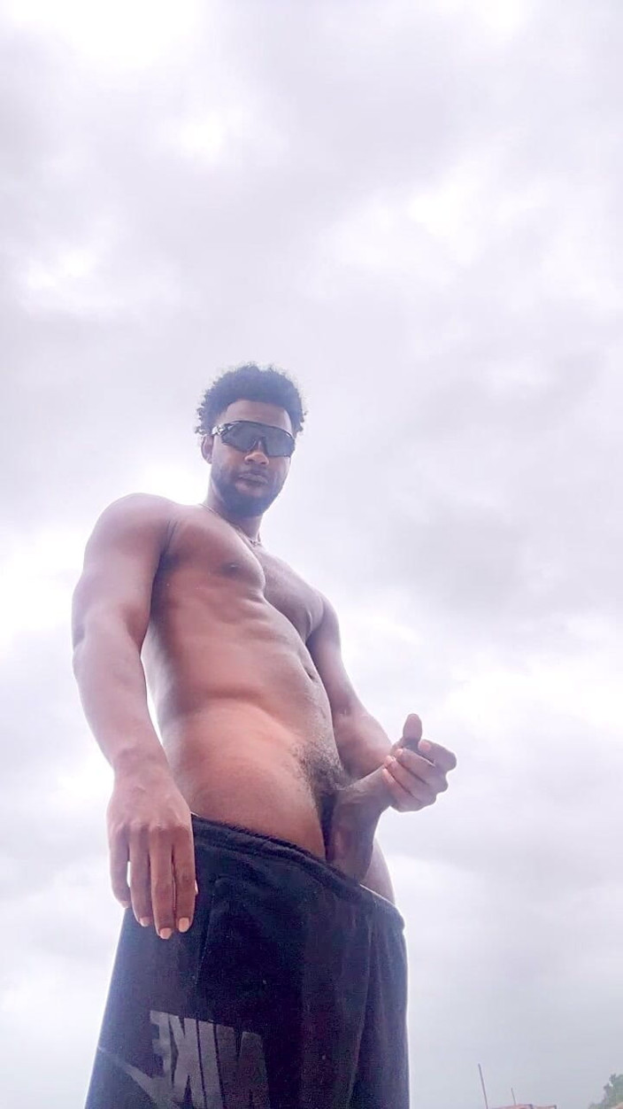 Marlon Costa Official: Plajda çıplak mastürbasyon yapıyorum