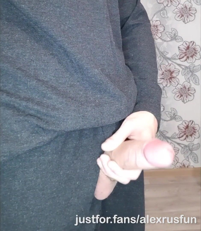 AlexRusFun: Sexy nadržená teenagerka ukazuje svého velkého ptáka před kamerou a...
