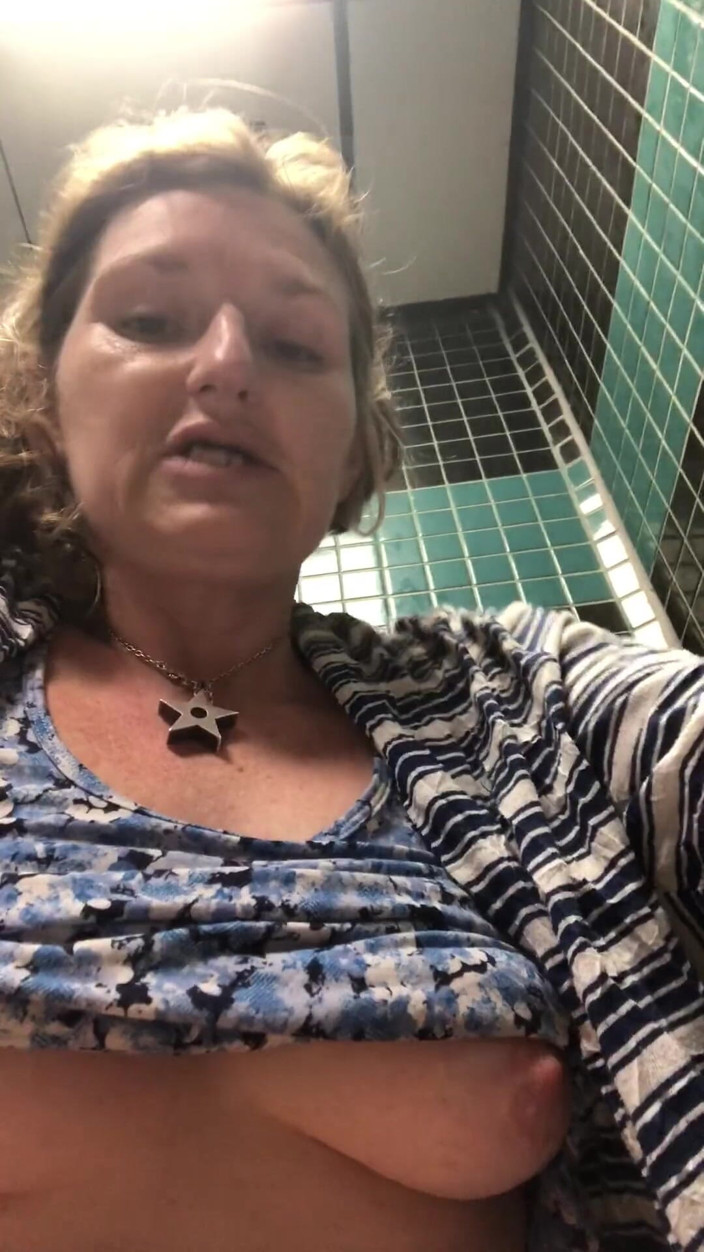 Pissing Paradise: Desperate Cougar robi masywne siusiu w Dallas jako część jej "sikanie...