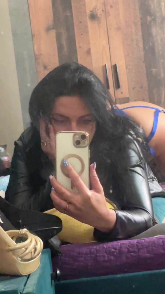 MilfyCalla: Милфа в сексуальном нижнем белье и длинном пальто - фантазия с зеркалом в видео от первого лица