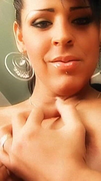 Chico casado seduce a la hermana milf trans caliente de su esposa y revela su polla dura