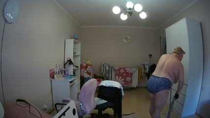 Zona901: 岳母裸体打扫房间