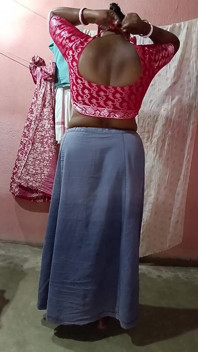 Sari jaune laissant tomber son SFW en solo
