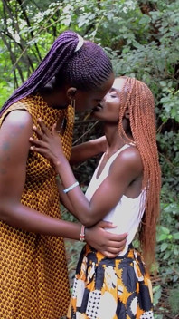 Mama vitregă africană negresă o învață pe fiica vitregă lesbiană cum să se fută!