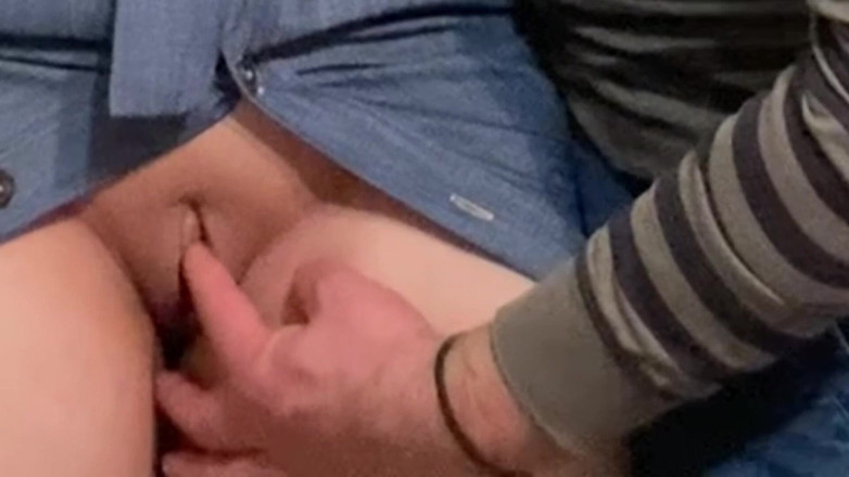 PriyaNaavya: 肮脏的爱好!老人在公共场合手淫完美的阴户