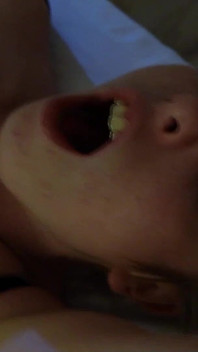 Menina alemã Mia Adler surpreendeu garoto no quarto ao lado no hotel e faz sexo anal