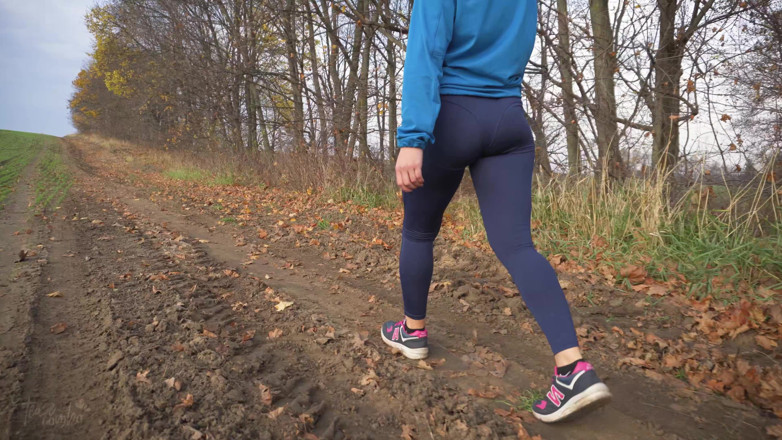 Teasecombo 4K: MiLF con un bel culo cammina in pantaloni attillati vista...