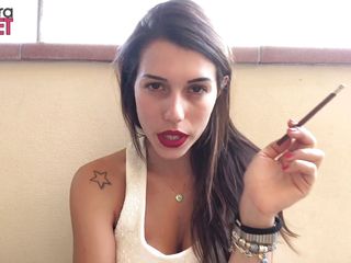Smokin Fetish: 有纹身和热辣少女Petra在阳台上抽烟