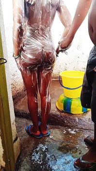 Je baigne ma copine enceinte en plein air dans un environnement coquin