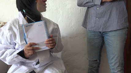 Souzan Halabi: Muž trpí erekcí a konzultuje s arabským doktorem v Paříži