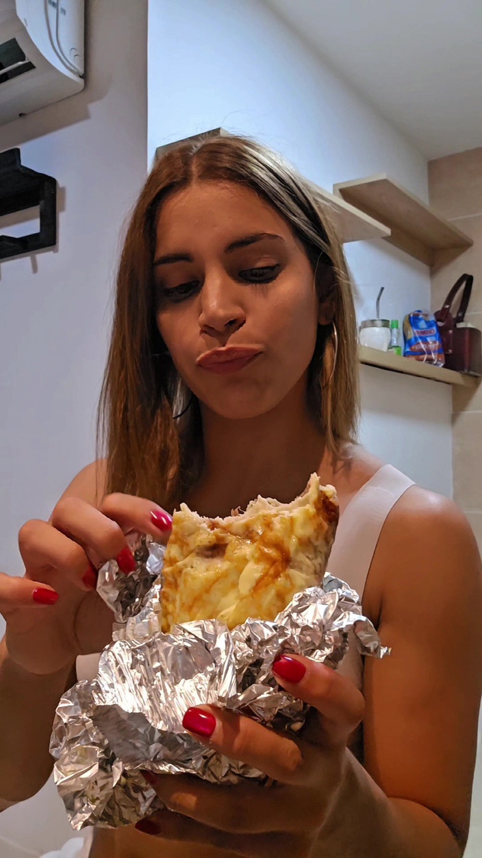 Young big apple: Pasangan Amatir Makan Dan Minum Sambil Streaming Langsung