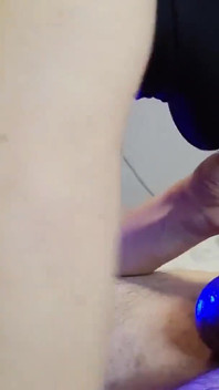 Seksi orta yaşlı seksi kadın şehvetli bir sakso çekiyor. Ağzına boşal. yalama ve emme