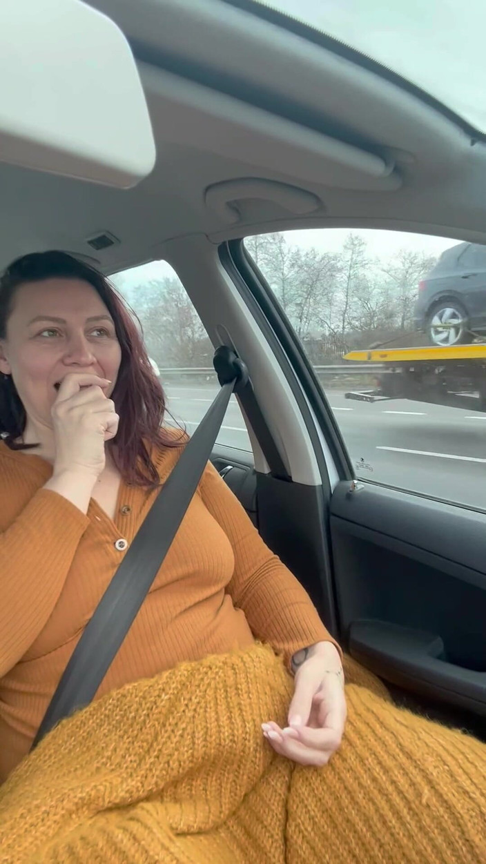 Lustful Libertines: Oldie लेकिन Goldie - कप में कार में पेशाब