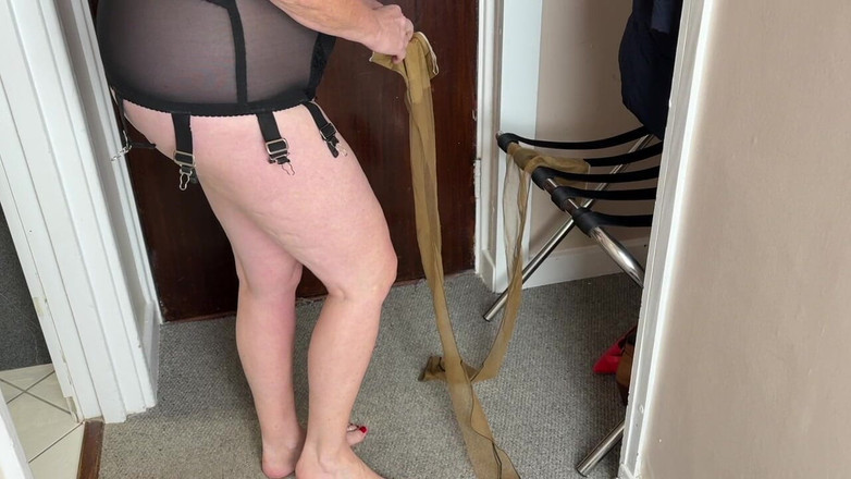 Aunty Sandra vintage girdle queen: Vgq21 La Zia Sandra Si Veste per Un Incontro