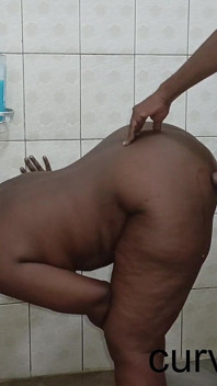 Grande Rabo Ébano Gozando E Orgasmo Enquanto É Fodida No Chuveiro
