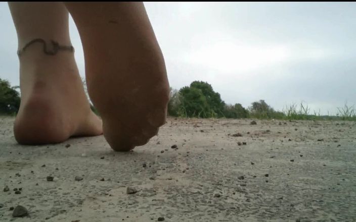 Carmen_Nylonjunge: Nylonfuß erdbeere zerquetscht, im freien zermalmt