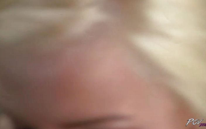 Czech Pornzone: Blondă țâțoasă suge o pulă ca o curvă flămândă