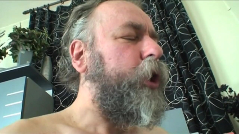 Old PIGS XXX: 古いおじいちゃんはポルノ映画を見て彼の義理の孫娘を見つける