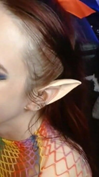 Elf dostaje spust na twarz