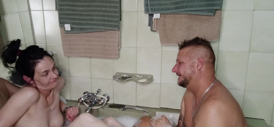 Bigjoefuckalott: Io e la mia sorellastra nel bagno