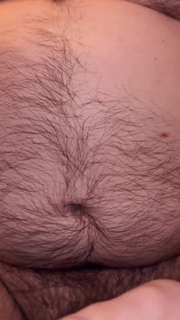Homem mostra barriga peluda e acaricia seu pau gordo