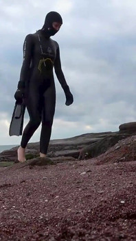 Wetsuit-riesin findet ein kleines spielzeug zum necken