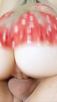 Velký zadek blond teen jezdí na péru a creampie