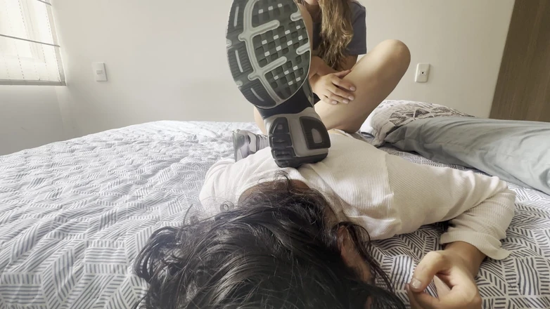 scarlettandc: Eu amo pegar móveis humanos e esmagar todo o corpo...