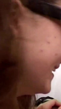 Morena cachonda de coletas masturba su polla y recibe una carga caliente en sus tetas