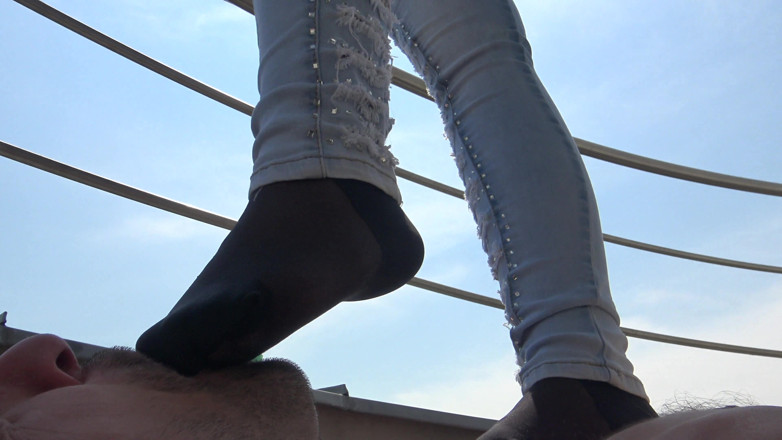 Foot Girls: Dominante trampelfüße riechen!