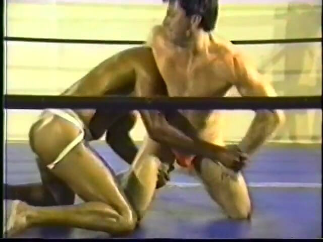 Gays Case: Black and white wrestlers fight naked on the stage