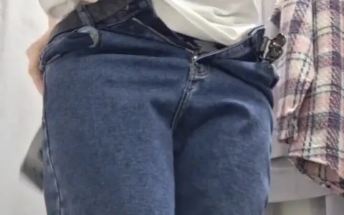 ElzaKom: Are You Coming to Chat?