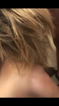 Úžasný nadržený mezirasový gangbang pro děvku blonďatou děvku Mokré díry díl 1