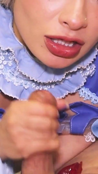 Dal personaggio alla puttana: il suo cosplay la mette arrapata e la scopa senza pietà