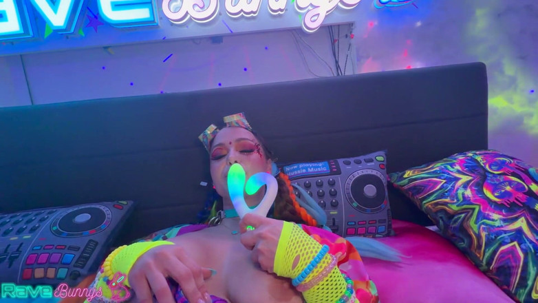 Rave Bunnys: 무릎 꿇기 전에 허벅지 하이를 입은 Katalina Kyle Twerks!