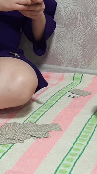 น้องสาวต่างแม่เล่นไพ่อย่างเมามัน จนเผลอโชว์หีให้เห็นโดยไม่ได้ตั้งใจ