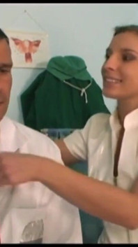 Doktor šuká blonďatou sestřičku v kanceláři nemocnice