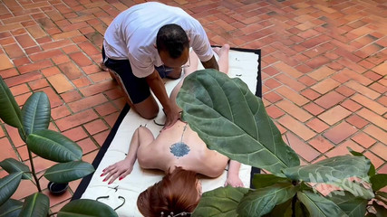 Meck: Elle voulait se détendre et un bon massage surprise avec...