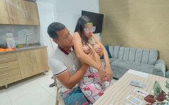 Saraymike: 私は義理の妹にトランプの遊び方を説明し、それと引き換えに私の大きなペニスで素敵なセックスをし、彼女のお尻を素敵なミルクで満たします