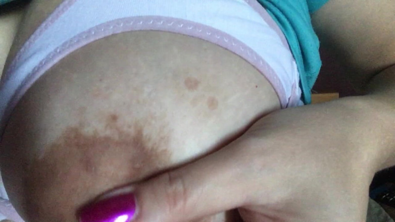 Risky Hairy Couple: Wil je melk van mijn grote tieten proeven?gezicht