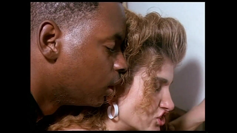 Vintage megastore: Gangbang mladých vintage děvky s chlupatou kundičkou Obklopeni monstrózními ptáky