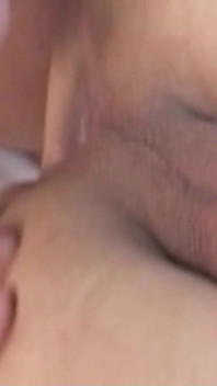 Quente loira peituda transsexual recebe anal fodida por estranhos em seu primeiro encontro
