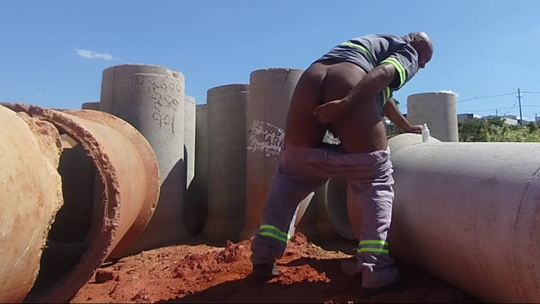 TheBlacKHunterr: मैंने अकेले और निर्माण स्थल पर छुट्टी का फायदा उठाया