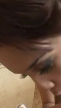Heidi Mayne Adores dipancut dalam pantat besarnya tanpa belas kasihan dan mulutnya dipenuhi dengan air mani
