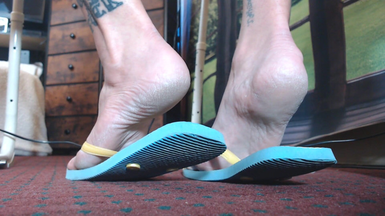 Abby Anna: Permaian sepatu flipflop karet biru