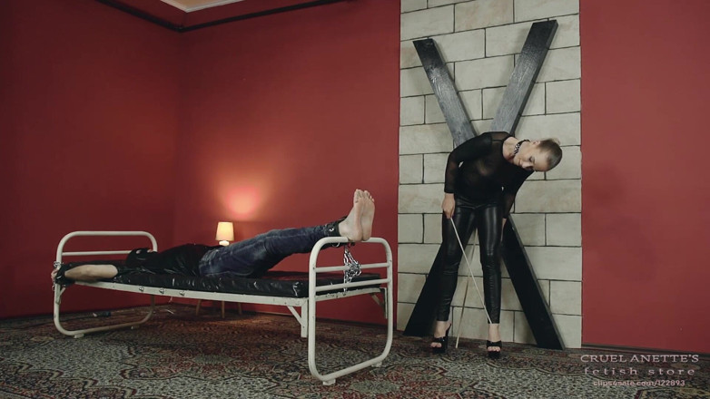 Cruel Anettes fetish world: Bastinado trên giường